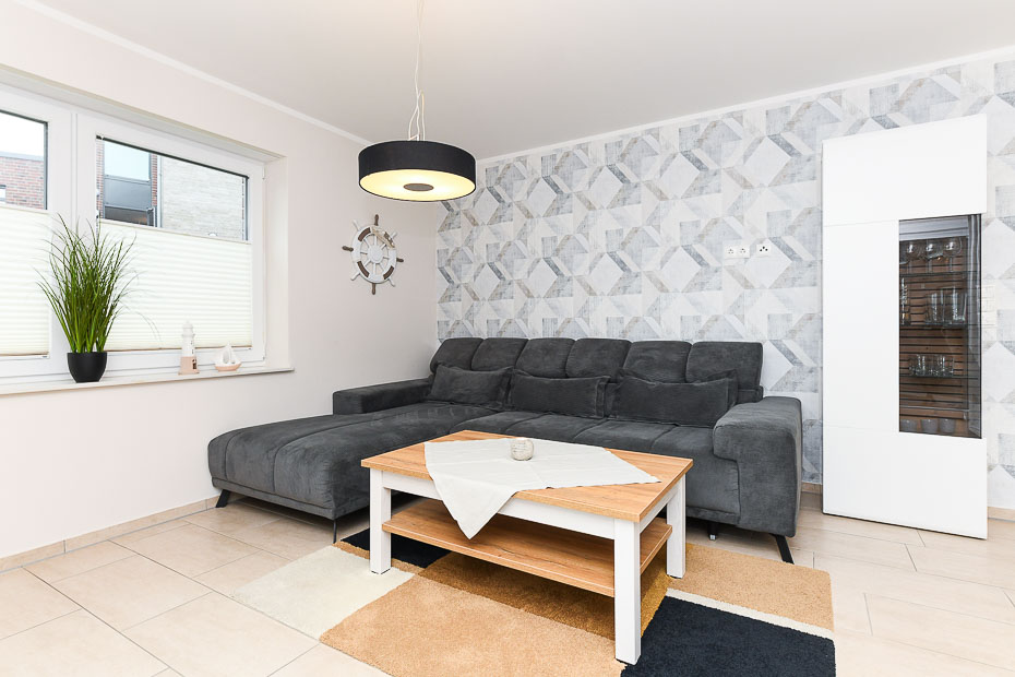 Ferienwohnung „Sommerwind“ - Wohnzimmer mit integriertem Küchenbereich