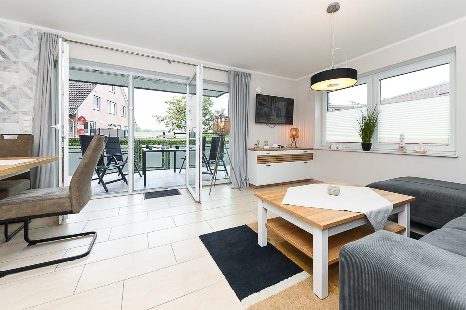 Ferienwohnung „Sommerwind“ - Wohnzimmer mit integriertem Küchenbereich