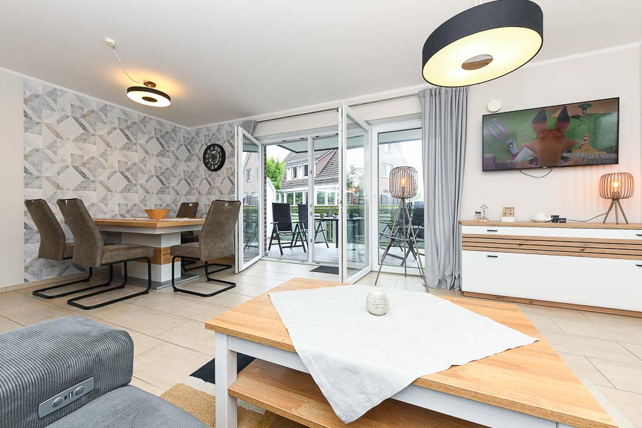 Ferienwohnung „Sommerwind“ - Wohnzimmer mit integriertem Küchenbereich