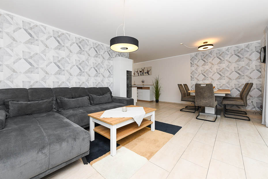 Ferienwohnung „Sommerwind“ - Wohnzimmer mit integriertem Küchenbereich
