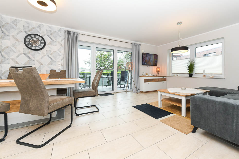 Ferienwohnung „Sommerwind“ - Wohnzimmer mit integriertem Küchenbereich