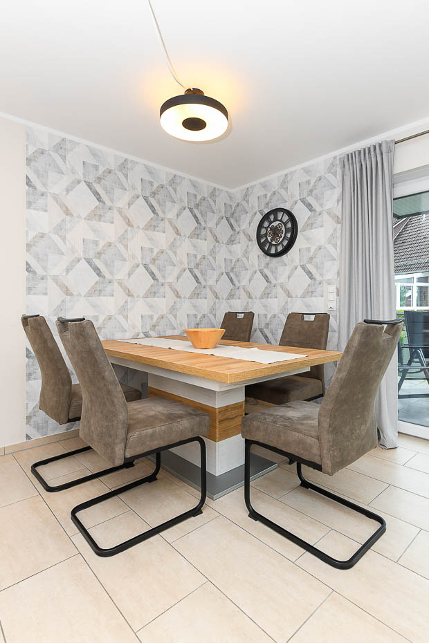 Ferienwohnung „Sommerwind“ - Wohnzimmer mit integriertem Küchenbereich