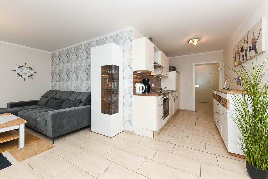 Ferienwohnung „Sommerwind“ - Wohnzimmer mit integriertem Küchenbereich