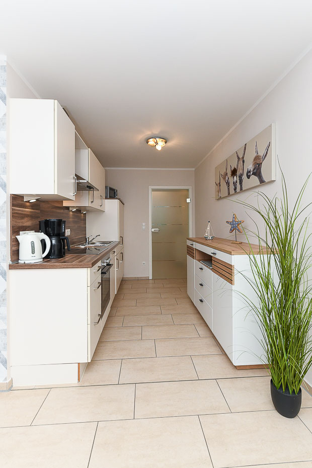 Ferienwohnung „Sommerwind“ - Wohnzimmer mit integriertem Küchenbereich
