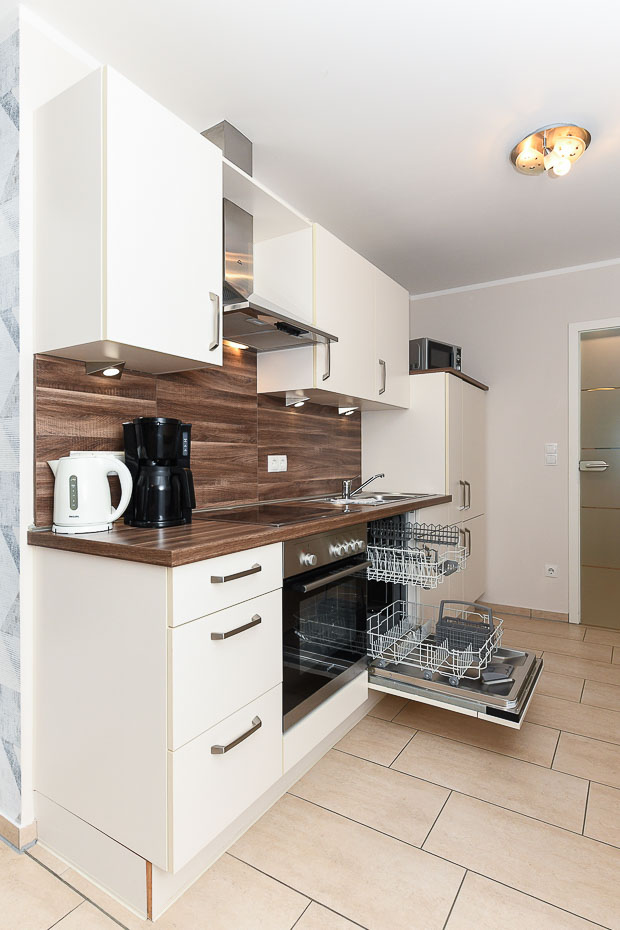 Ferienwohnung „Sommerwind“ - Wohnzimmer mit integriertem Küchenbereich