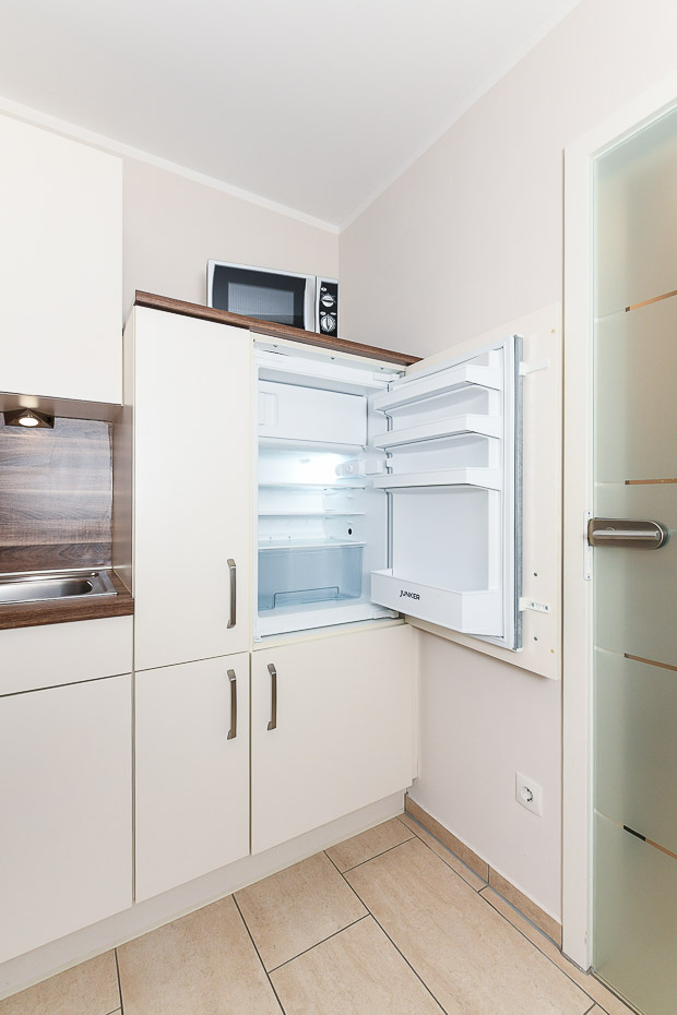 Ferienwohnung „Sommerwind“ - Wohnzimmer mit integriertem Küchenbereich