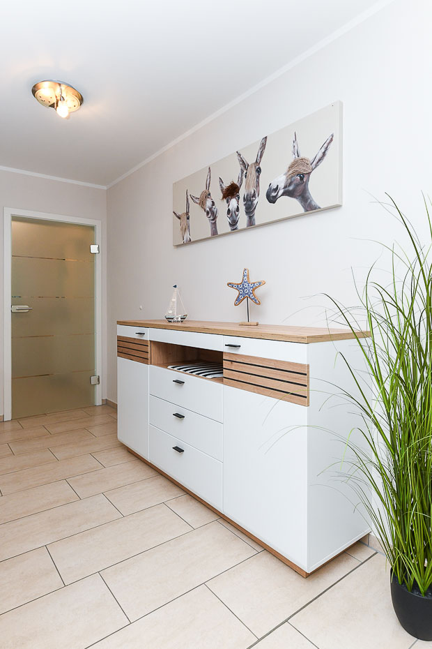 Ferienwohnung „Sommerwind“ - Wohnzimmer mit integriertem Küchenbereich
