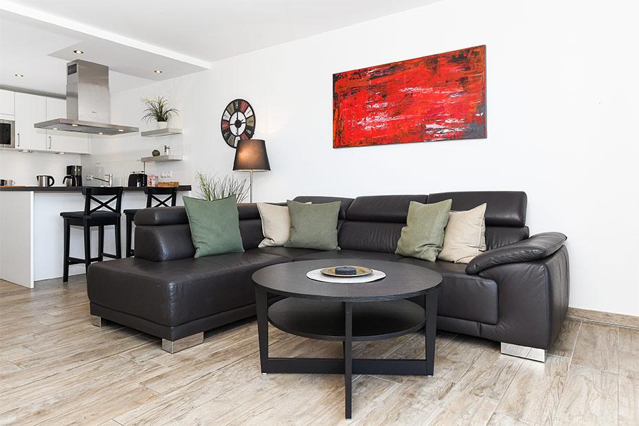 Ferienwohnung „Buhne 2“ - Wohnzimmer mit integriertem Küchenbereich