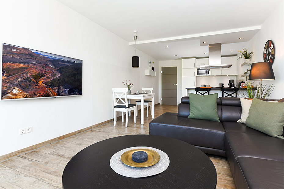 Ferienwohnung „Buhne 2“ - Wohnzimmer mit integriertem Küchenbereich