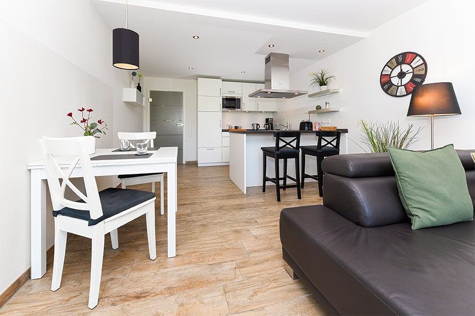 Ferienwohnung „Buhne 2“ - Wohnzimmer mit integriertem Küchenbereich