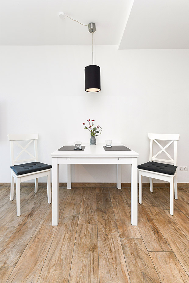 Ferienwohnung „Buhne 2“ - Wohnzimmer mit integriertem Küchenbereich