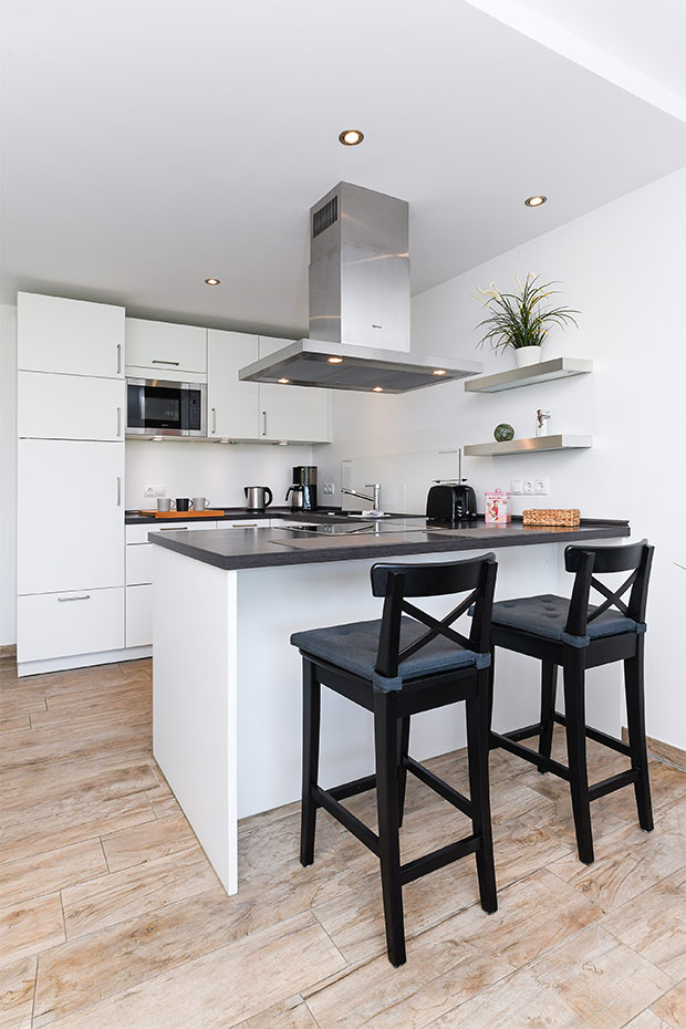 Ferienwohnung „Buhne 2“ - Wohnzimmer mit integriertem Küchenbereich