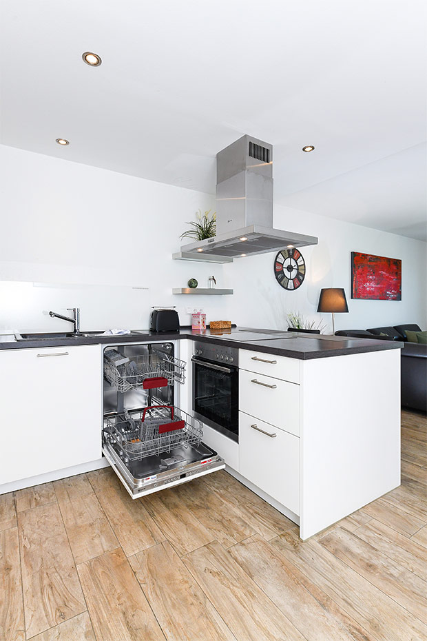 Ferienwohnung „Buhne 2“ - Wohnzimmer mit integriertem Küchenbereich