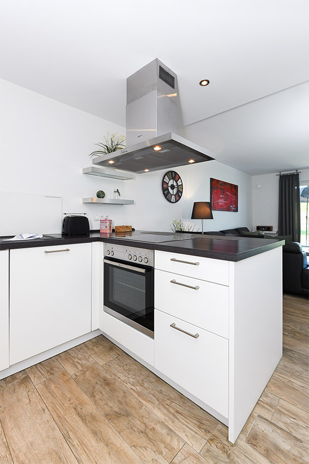 Ferienwohnung „Buhne 2“ - Wohnzimmer mit integriertem Küchenbereich