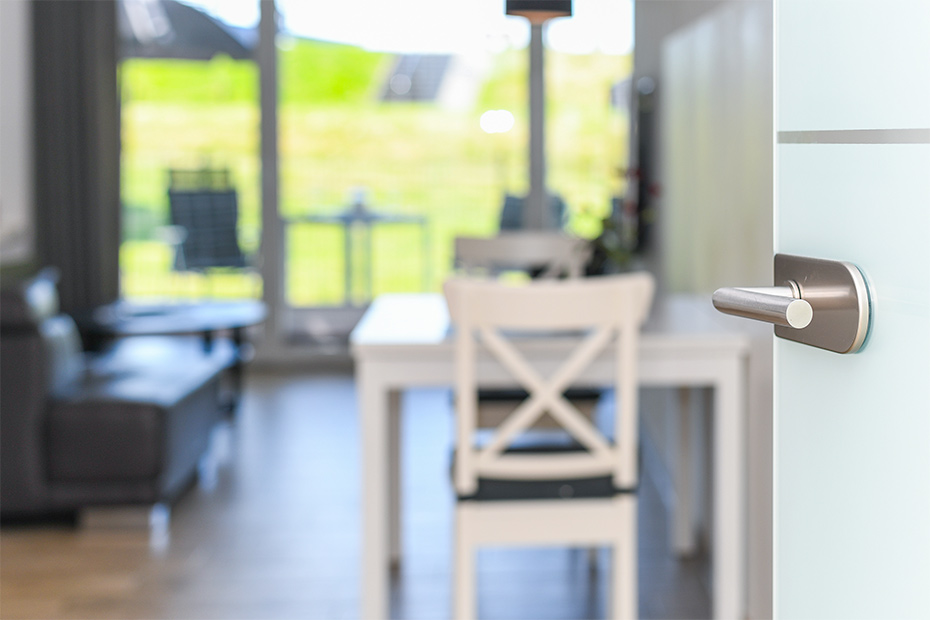 Ferienwohnung „Buhne 2“ - Wohnzimmer mit integriertem Küchenbereich