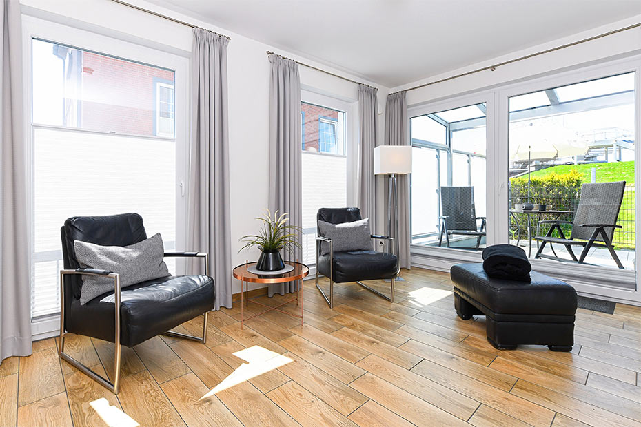 Ferienwohnung „Buhne 5“ - Wohnzimmer mit integriertem Küchenbereich