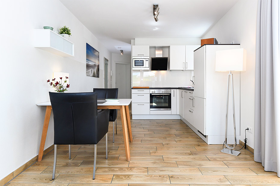 Ferienwohnung „Buhne 5“ - Wohnzimmer mit integriertem Küchenbereich