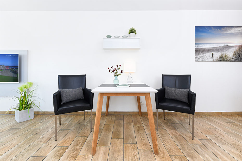 Ferienwohnung „Buhne 5“ - Wohnzimmer mit integriertem Küchenbereich