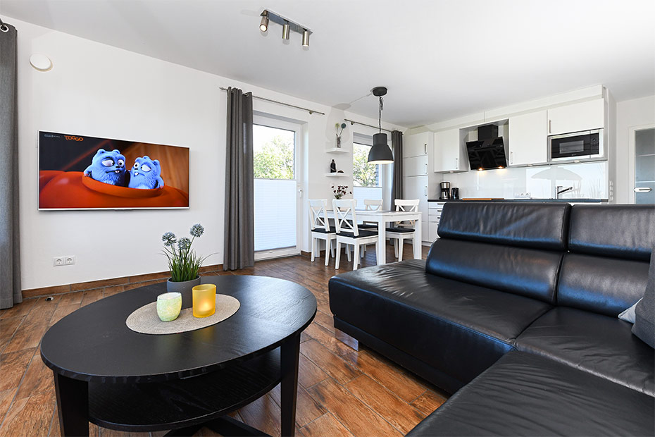 Ferienwohnung „Buhne 6“ - Wohnzimmer mit integriertem Küchenbereich