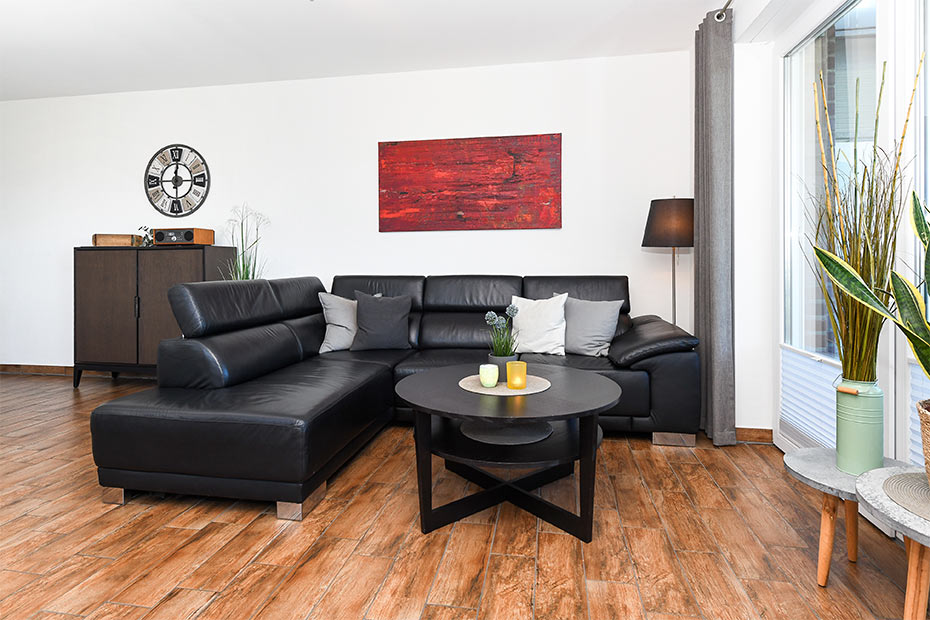 Ferienwohnung „Buhne 6“ - Wohnzimmer mit integriertem Küchenbereich