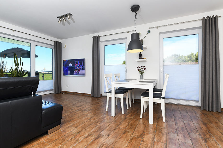 Ferienwohnung „Buhne 6“ - Wohnzimmer mit integriertem Küchenbereich