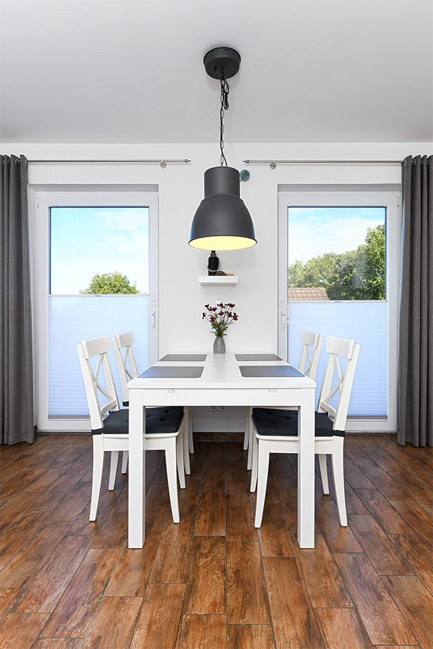 Ferienwohnung „Buhne 6“ - Wohnzimmer mit integriertem Küchenbereich