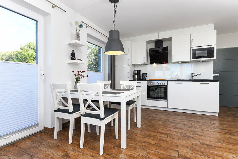 Ferienwohnung „Buhne 6“ - Wohnzimmer mit integriertem Küchenbereich