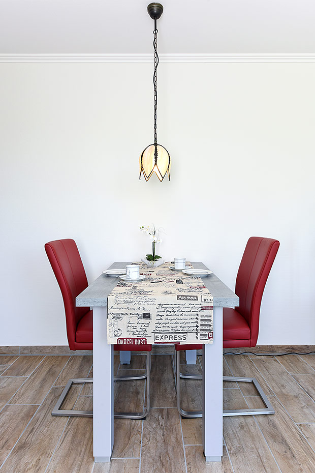 Ferienwohnung 1 - Wohnzimmer mit integriertem Küchenbereich