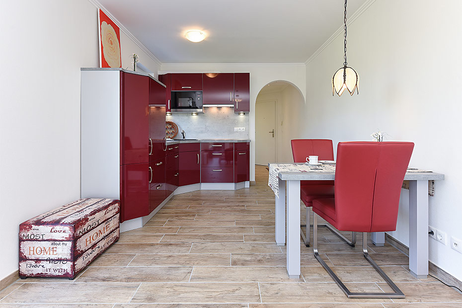 Ferienwohnung 1 - Wohnzimmer mit integriertem Küchenbereich