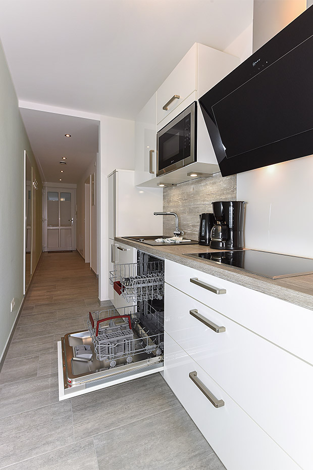 Ferienwohnung „Weiße Düne“ - Wohnzimmer mit integriertem Küchenbereich