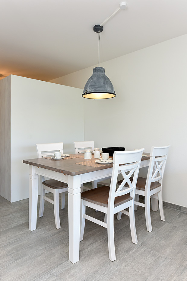 Ferienwohnung „Weiße Düne“ - Wohnzimmer mit integriertem Küchenbereich