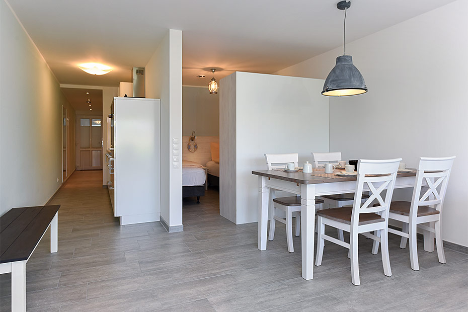 Ferienwohnung „Weiße Düne“ - Wohnzimmer mit integriertem Küchenbereich