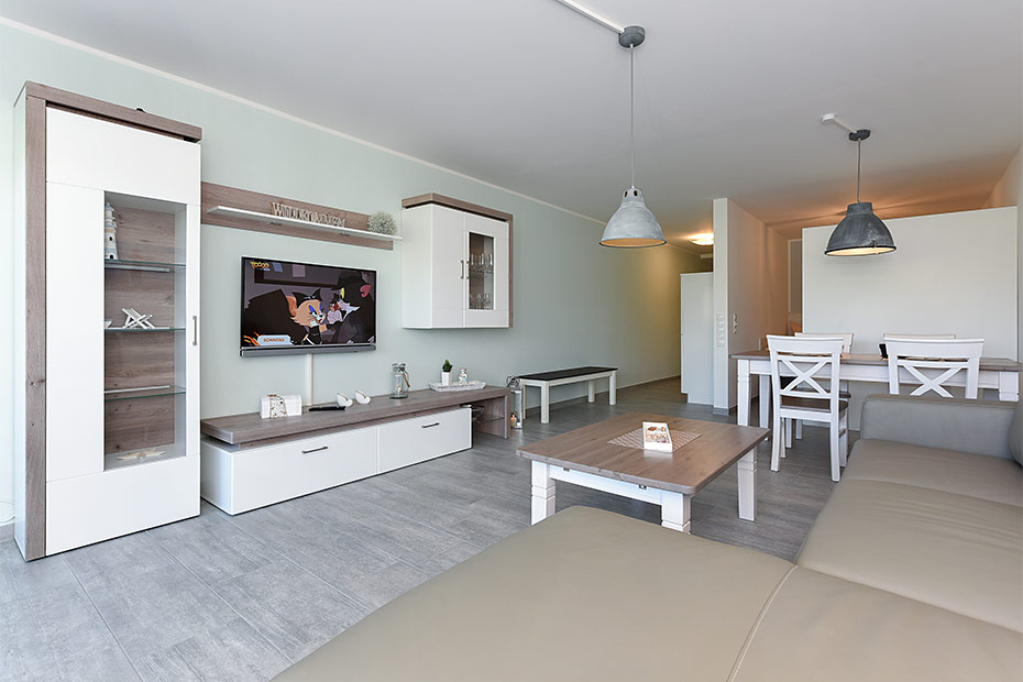 Ferienwohnung „Weiße Düne“ - Wohnzimmer mit integriertem Küchenbereich
