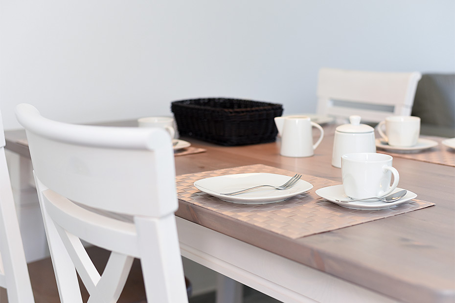 Ferienwohnung „Weiße Düne“ - Wohnzimmer mit integriertem Küchenbereich