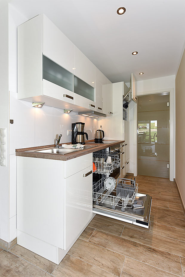 Ferienwohnung „Kutterkieker“ - Wohnzimmer mit integriertem Küchenbereich