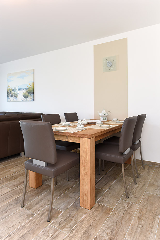 Ferienwohnung „Kutterkieker“ - Wohnzimmer mit integriertem Küchenbereich