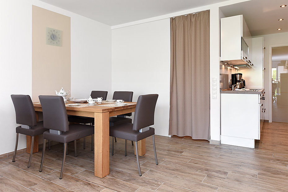 Ferienwohnung „Kutterkieker“ - Wohnzimmer mit integriertem Küchenbereich