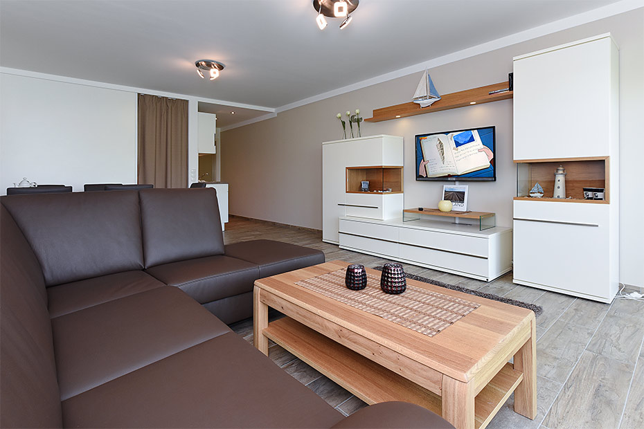 Ferienwohnung „Kutterkieker“ - Wohnzimmer mit integriertem Küchenbereich