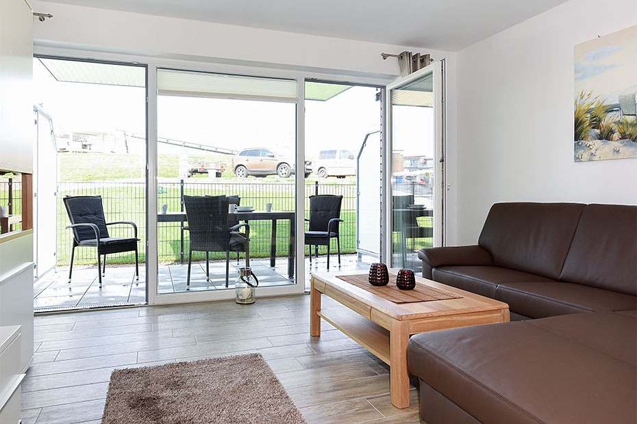 Ferienwohnung „Kutterkieker“ - Wohnzimmer mit integriertem Küchenbereich