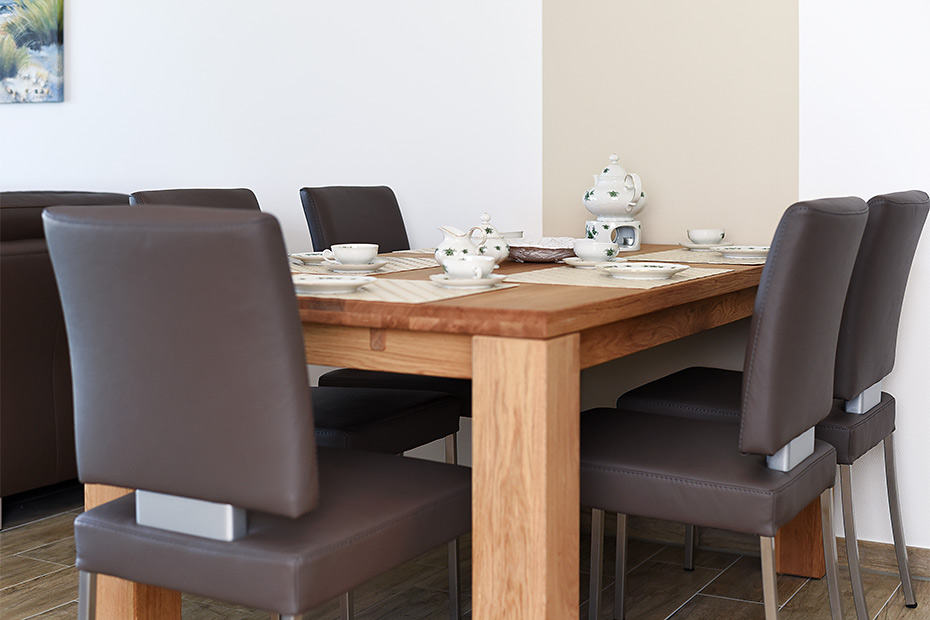 Ferienwohnung „Kutterkieker“ - Wohnzimmer mit integriertem Küchenbereich