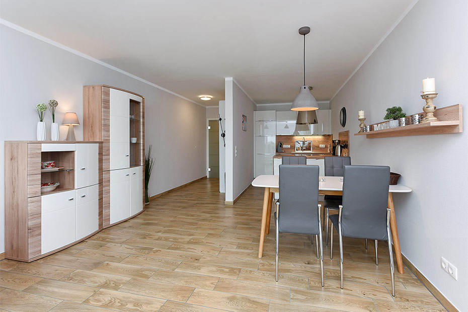 Ferienwohnung „Inselleuchten“ (vorher Wohnung 7) - Wohnzimmer mit integriertem Küchenbereich