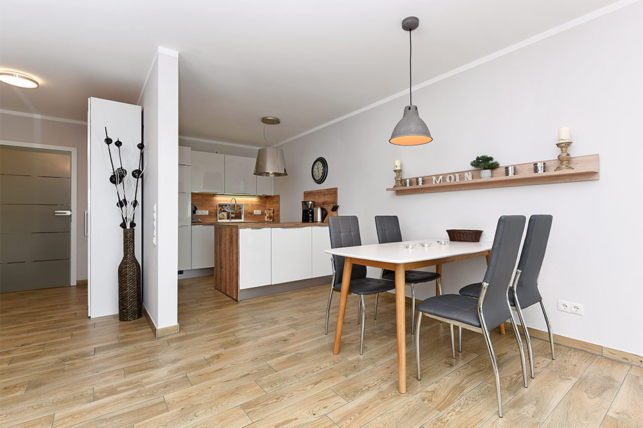 Ferienwohnung „Inselleuchten“ (vorher Wohnung 7) - Wohnzimmer mit integriertem Küchenbereich