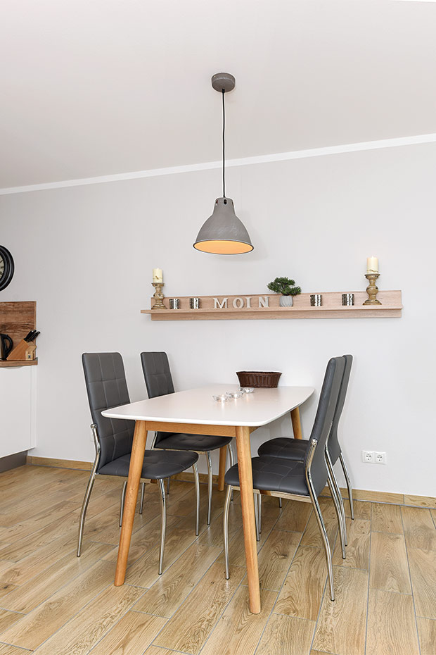 Ferienwohnung „Inselleuchten“ (vorher Wohnung 7) - Wohnzimmer mit integriertem Küchenbereich