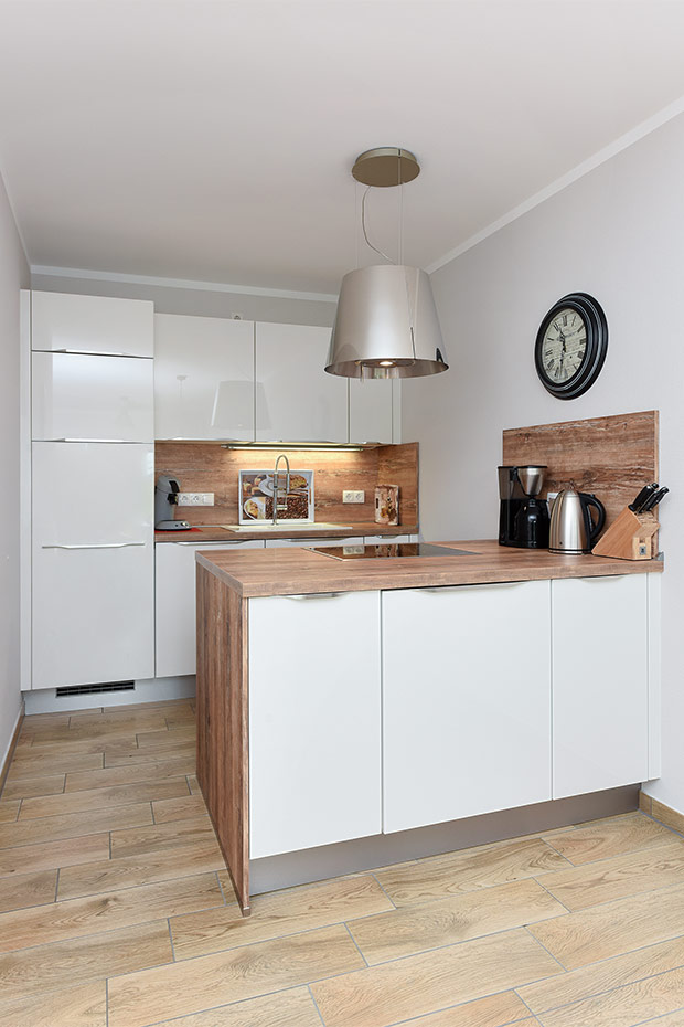 Ferienwohnung „Inselleuchten“ (vorher Wohnung 7) - Wohnzimmer mit integriertem Küchenbereich