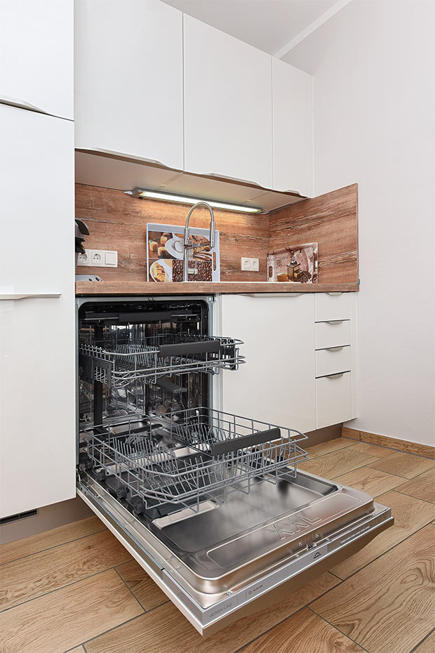 Ferienwohnung „Inselleuchten“ (vorher Wohnung 7) - Wohnzimmer mit integriertem Küchenbereich