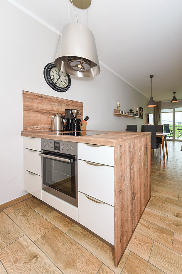 Ferienwohnung „Inselleuchten“ (vorher Wohnung 7) - Wohnzimmer mit integriertem Küchenbereich