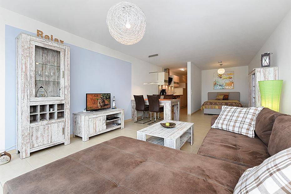 Ferienwohnung „Hafenkieker“ - Wohn- und Schlafraum mit integriertem Küchenbereich