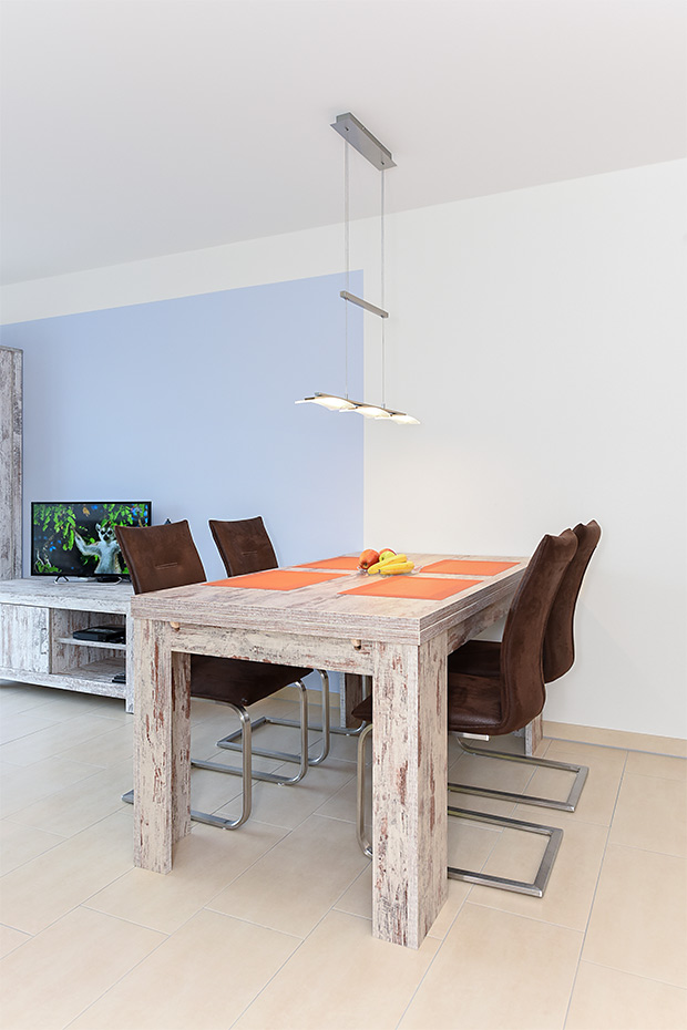 Ferienwohnung „Hafenkieker“ - Wohn- und Schlafraum mit integriertem Küchenbereich