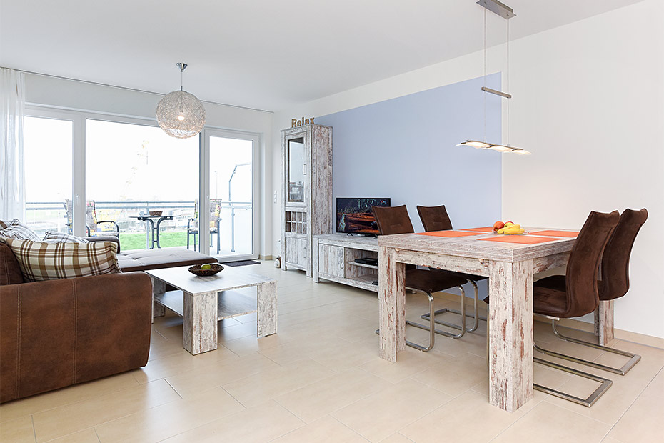 Ferienwohnung „Hafenkieker“ - Wohn- und Schlafraum mit integriertem Küchenbereich