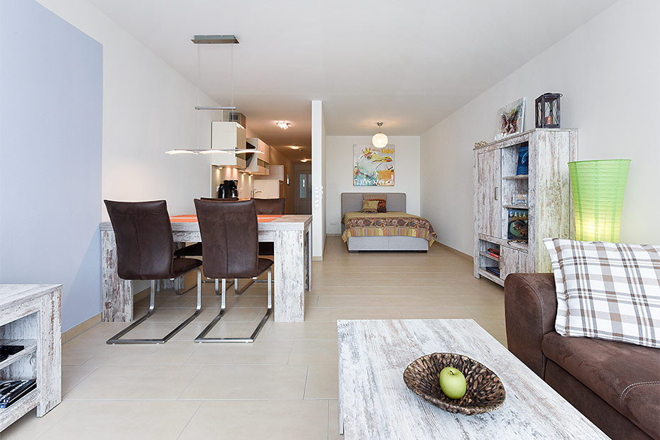 Ferienwohnung „Hafenkieker“ - Wohn- und Schlafraum mit integriertem Küchenbereich